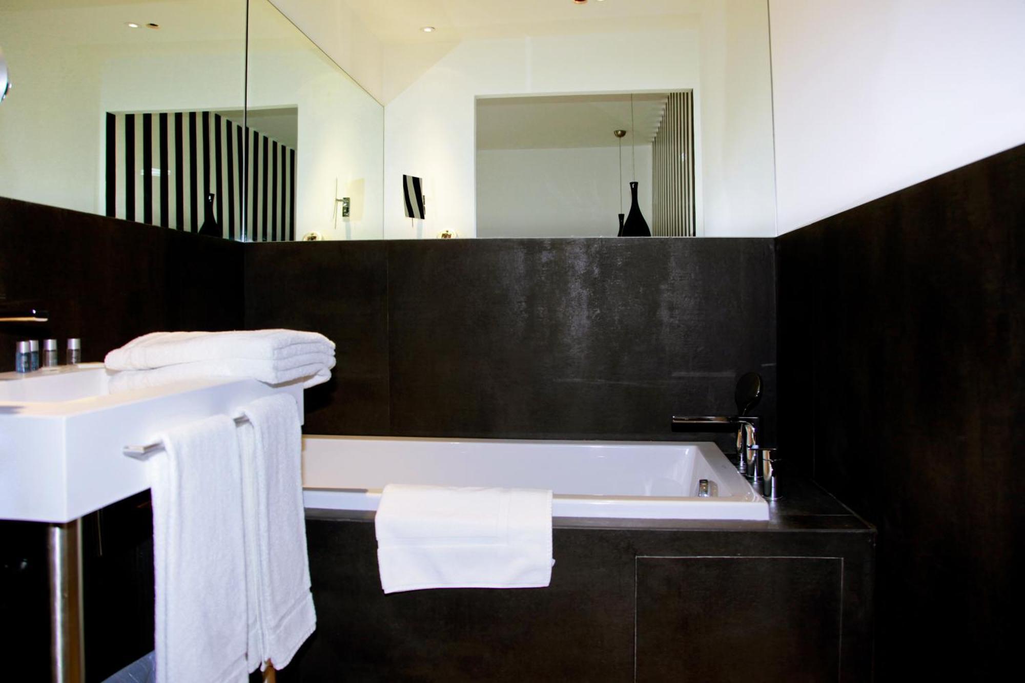 Le Pre Du Moulin - Maison Alonso - Hotel & Restaurant Serignan-du-Comtat ภายนอก รูปภาพ